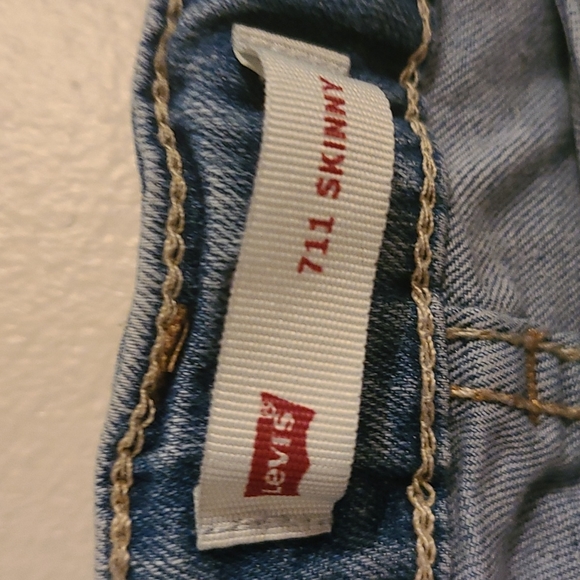 Girls Light Wash Levis - Picture 7 of 8